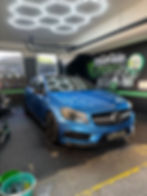 Mercedes bleu photographié de trois quarts dans l’atelier MyCarCleanEco.