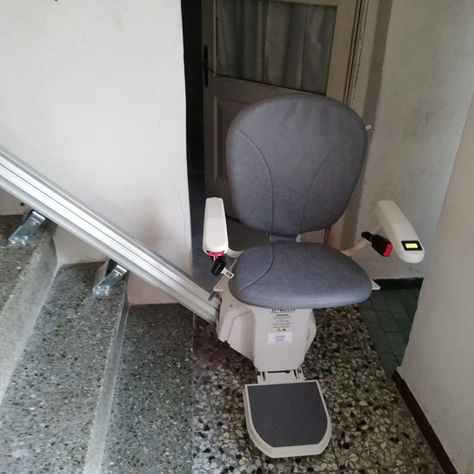 Montascale con binario alzabile per installazione in spazi ridotti a Borso del Grappa (Treviso)