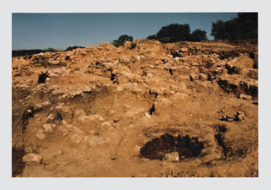 Fotografia das escavações de 1993 com forno G em primeiro plano (cfr. Pereira, 1994: vol. III, foto 62)