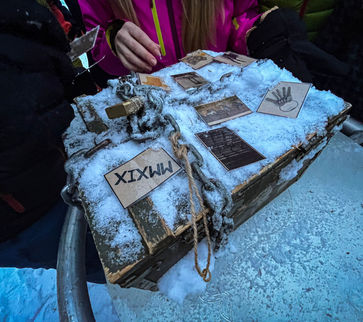 Účastníci objevují skrýš pašeráků během teambuildingového programu Pašerácká stezka od Yellow point