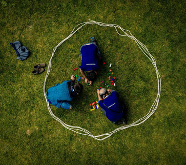 Účastníci komunikují a hledají řešení během teambuildingu