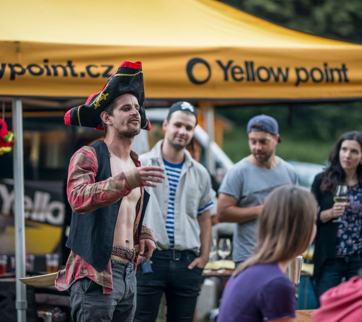 Pirátské vedení skupiny na úvod programu Jedeme na vodu – firemní teambuilding od Yellow point