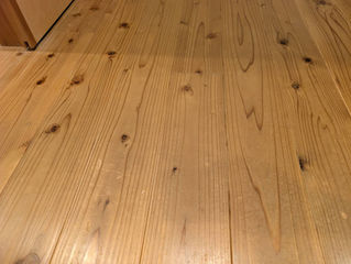 ワックスを塗った床板