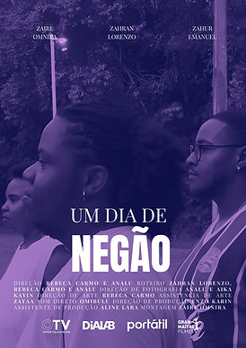 Cartaz do filme Um Dia de Negão. Fotografia em tons de azul de três pessoas negras de perfil olhando para a esquerda do cartaz. São duas mulheres e um homem. Ao fundo árvores. 
