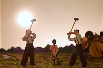 Frame horizontal de uma animação stop-motion. Em meio a uma terra atada, dois homens brancos de camiseta listrada branca, calça marrom e suspensório levantam marretas acima da cabeça. Entre eles um menino negro de camiseta listrada vermelha e bermuda bege segura uma marreta de igual tamanho com a ponta apoiada no chão. No centro, entre os três, uma estaca perfura o chão. Ao fundo uma cordilheira de montanhas e o sol brilhante no céu limpo. Todos os personagens parecem feitos de massa de modelar e roupas de tecido.