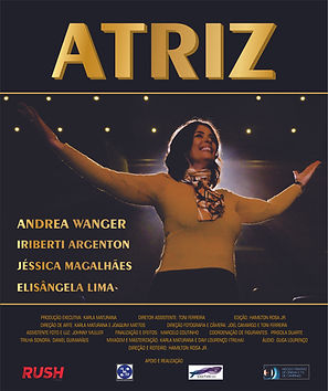 Cartaz do filme Atriz. Sobre fundo preto, da cintura para cima, uma mulher cis branca de cabelos castanhos na altura do ombro, vestida de camiseta de manda longa amarela e exarpe estampado na mesma cor com tons de marrom. com os braços abertos ela sorri com o rosto em uma diagonal à direita. No topo co carta em letras douradas “Atriz”. Abaixo e à esquerda “Andrea Wagner, Iriberti Argenton, Jéssica Magalhães, Elisângela Lima”. Abaixo créditos de produção e barra de logos.
