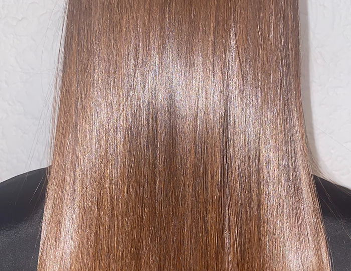 Une chevelure parfaitement lisse après un lissage à domicile à Hyères