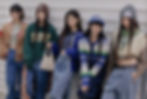 Foto promocional do grupo de K-pop NewJeans, influentes na moda