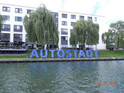 Auf dem Fluss vor der Autostadt