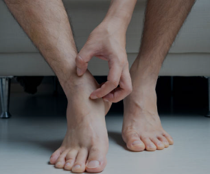 Odeurs de pieds et inconfort : Pourquoi les hommes souffrent-ils plus ?
