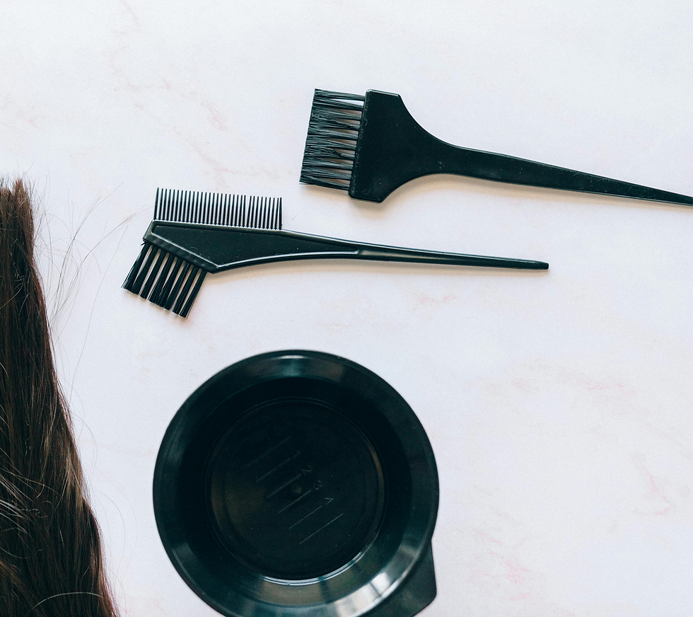 Applicator brush for applying henna and herbal hair colour to the hair