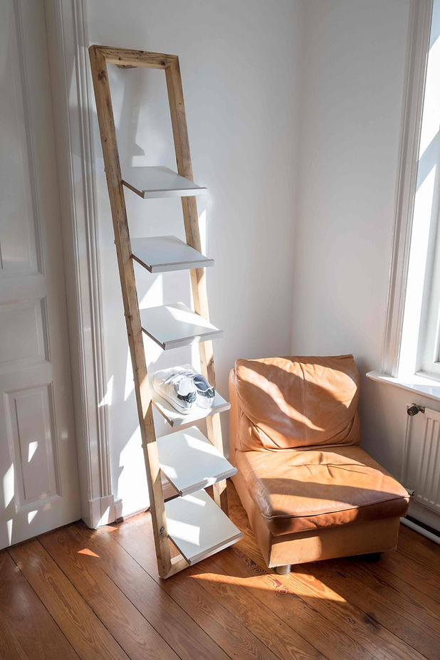 Filigranes Schuhregal aus Altholz in weiß