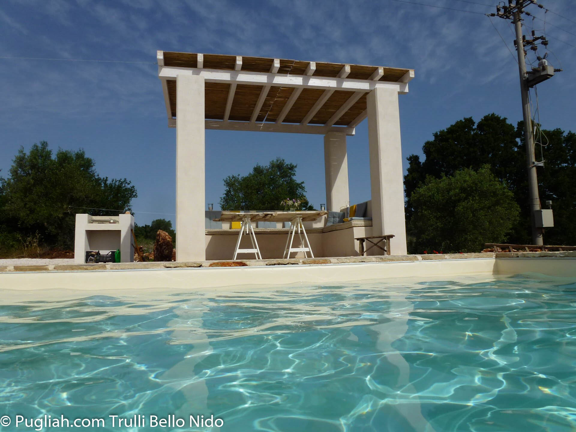 Schattige Pergola am Pool