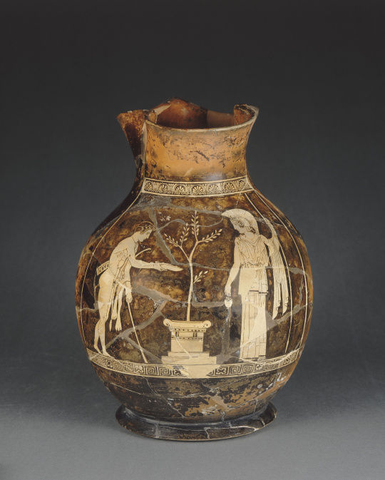 Fotoğraf; Oinochoe (şarap testisi) veya daha spesifik formuyla bir Chous; kırmızı figür tekniğiyle yapılmış pişmiş toprak (terracota) kap. Louvre Müzesi, Yunan, Etrüsk ve Roma Antika Bölümü. Klasik Dönem (MÖ 450 civarı). Boyutlar: Yükseklik 25,5 cm, Çap 19 cm.