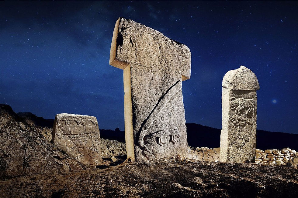 Fotoğraf; Göbeklitepe Neolitik Arkeolojik Kazı Alanı, Örencik Köyü, Haliliye İlçesi, Şanlıurfa, Güneydoğu Anadolu Bölgesi. MÖ 9600–9500 civarına tarihlenen arkeolojik kazı alanı, dünyanın şu ana kadar bilinen en eski tapınağıdır.