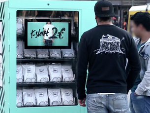 เมื่อตู้ขายเสื้อยืดสุดถูกทำให้คนที่มาซื้อต้องอึ้งถึงความจริงของอุตสาหกรรมเสื้อผ้า