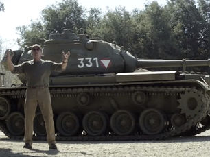 แคมเปญเด็ดให้ลุ้นขับรถถังกับ Arnold Schwarzengger แล้วขยี้ ขยี้ ขยี้!!