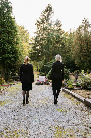 Zwei Frauen mit einer Urne während eine Firmenportraits