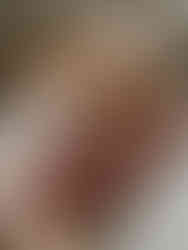 neugeborenen-im-eigenen-wohnzimmer-bei-einem-neugeborenenshooting-in-essrn