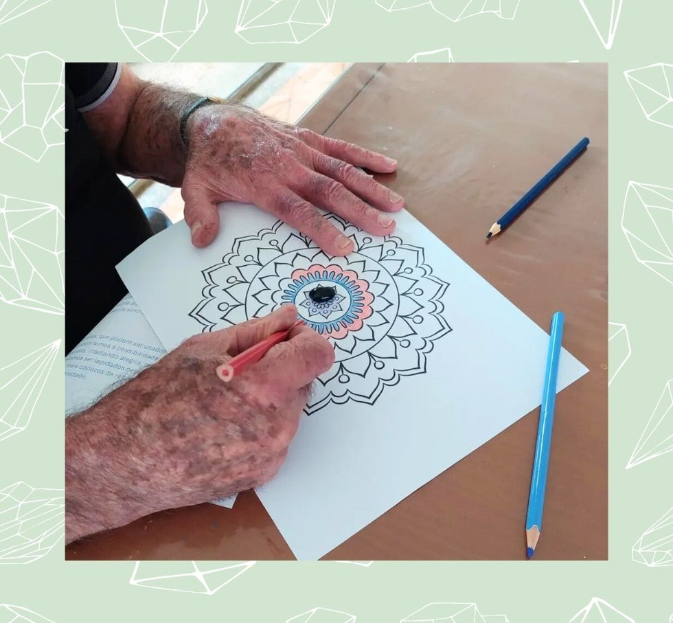 Idosos confeccionando mandalas