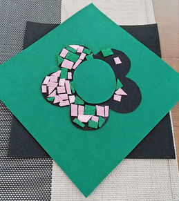 Quadrado em EVA com flor também em EVA com colagem de recortes de EVA coloridos