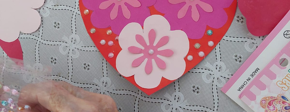 Recorte de coração decorado com recortes de flores e perolas