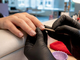 Peeling fingernails examined in a salon