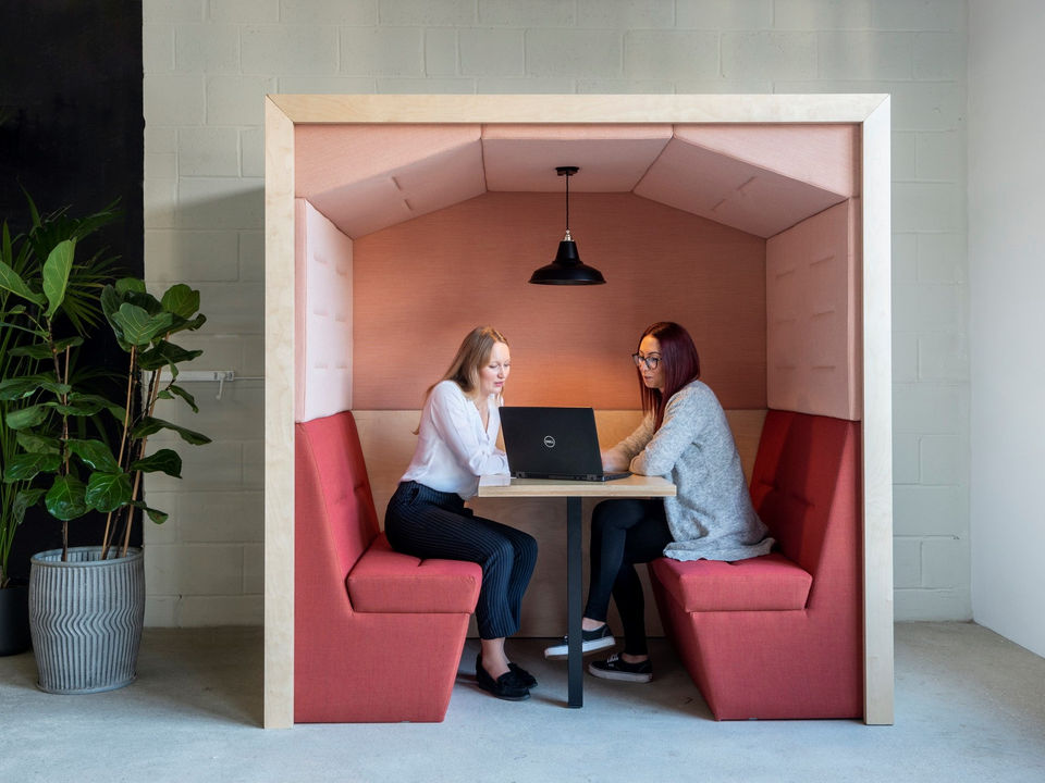 Spacestor Healthcare Railway Carriage for two persons to collaborate in a soundproof space for a meeting