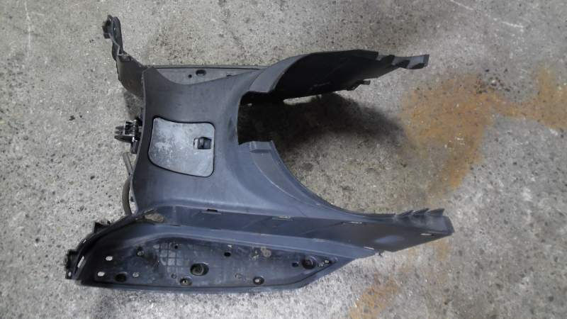Plastica pedana appoggia piedi yamaha x max 125-250 05-09