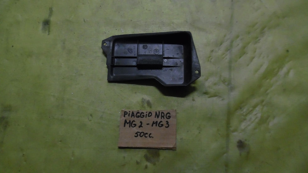 PLASTICA COPERCHIO BATTERIA USATO PIAGGIO NRG 50 FINO 2005