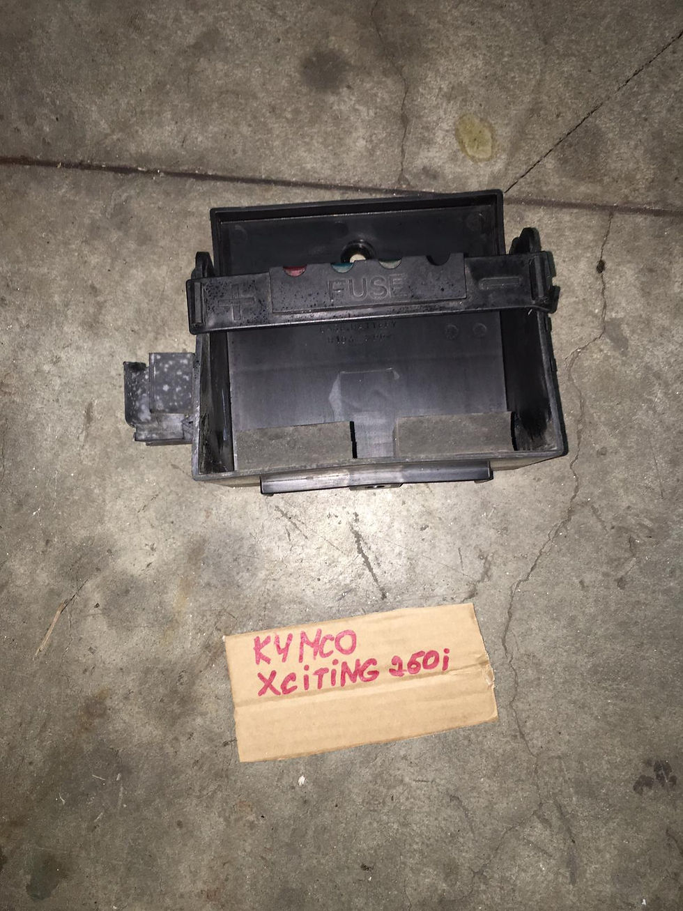 PLASTICA ALLOGGIAMENTO BATTERIA USATO KYMCO XCITING 250cc