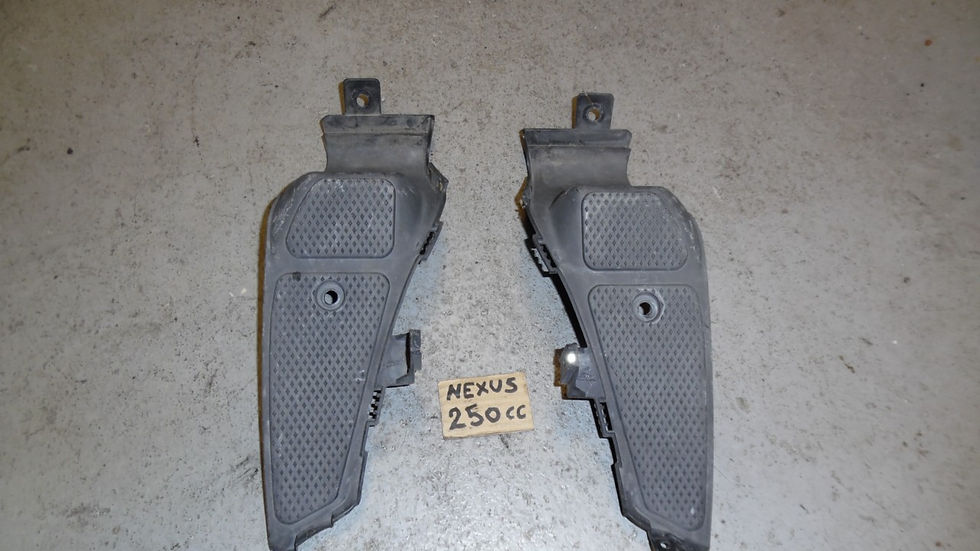 Miniatura: PEDANE APPOGGIA PIEDI USATE COMPLETE GILERA NEXUS 250 500