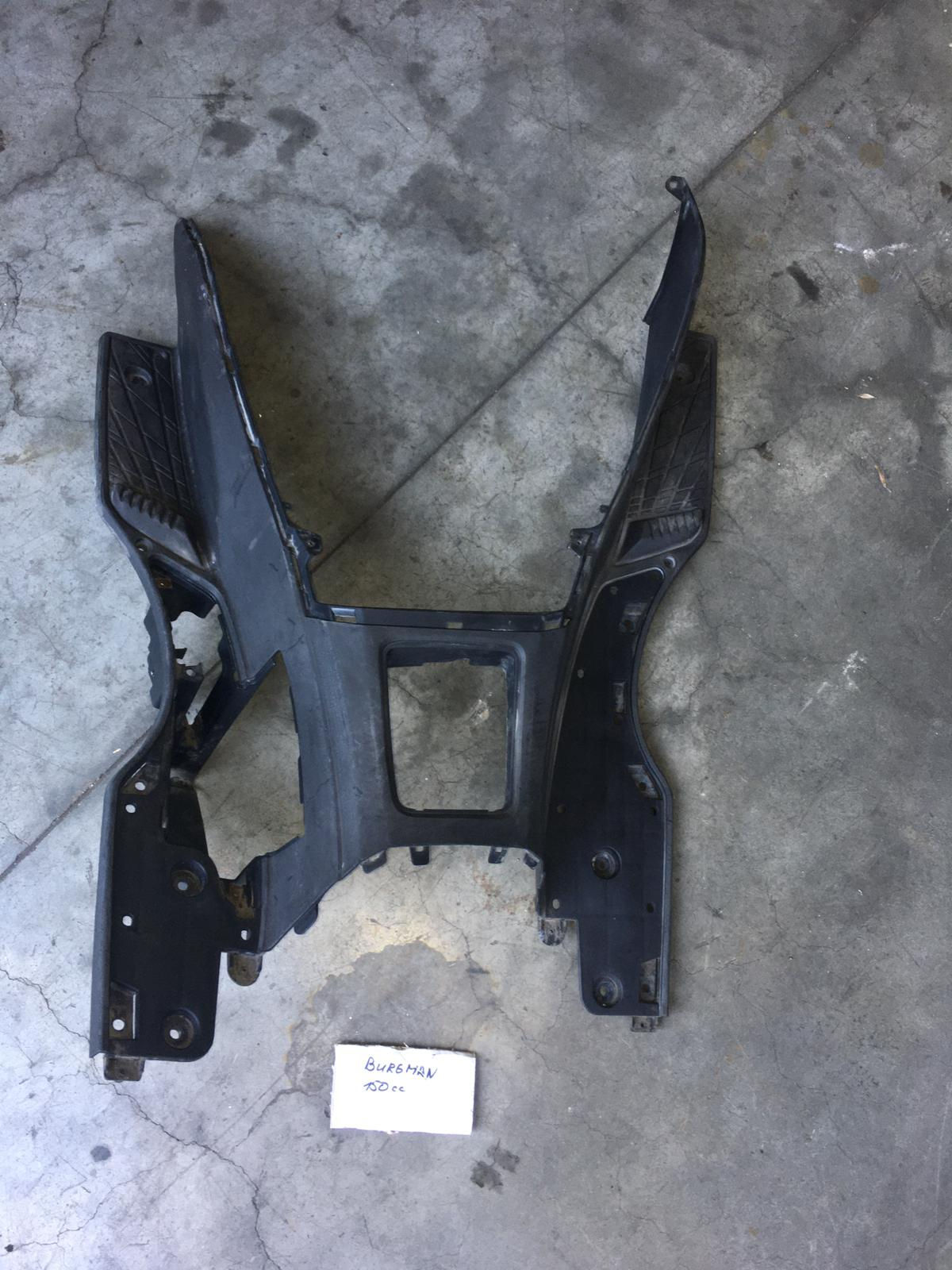 PLASTICA PEDANA APPOGGIA PIEDI SUZUKI BURGMAN 125 150 FINO 2006