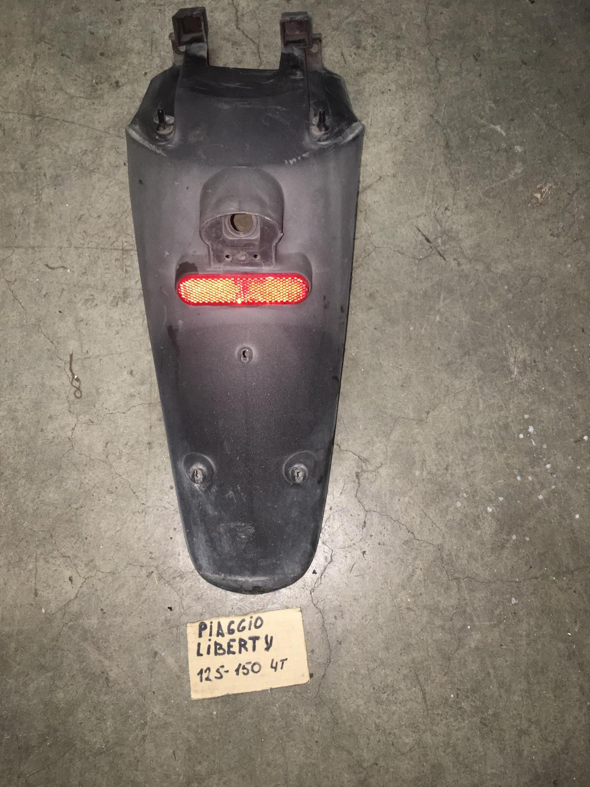 PLASTICA PARAFANGO PORTA TARGA PIAGGIO LIBERTY 125 150 07>