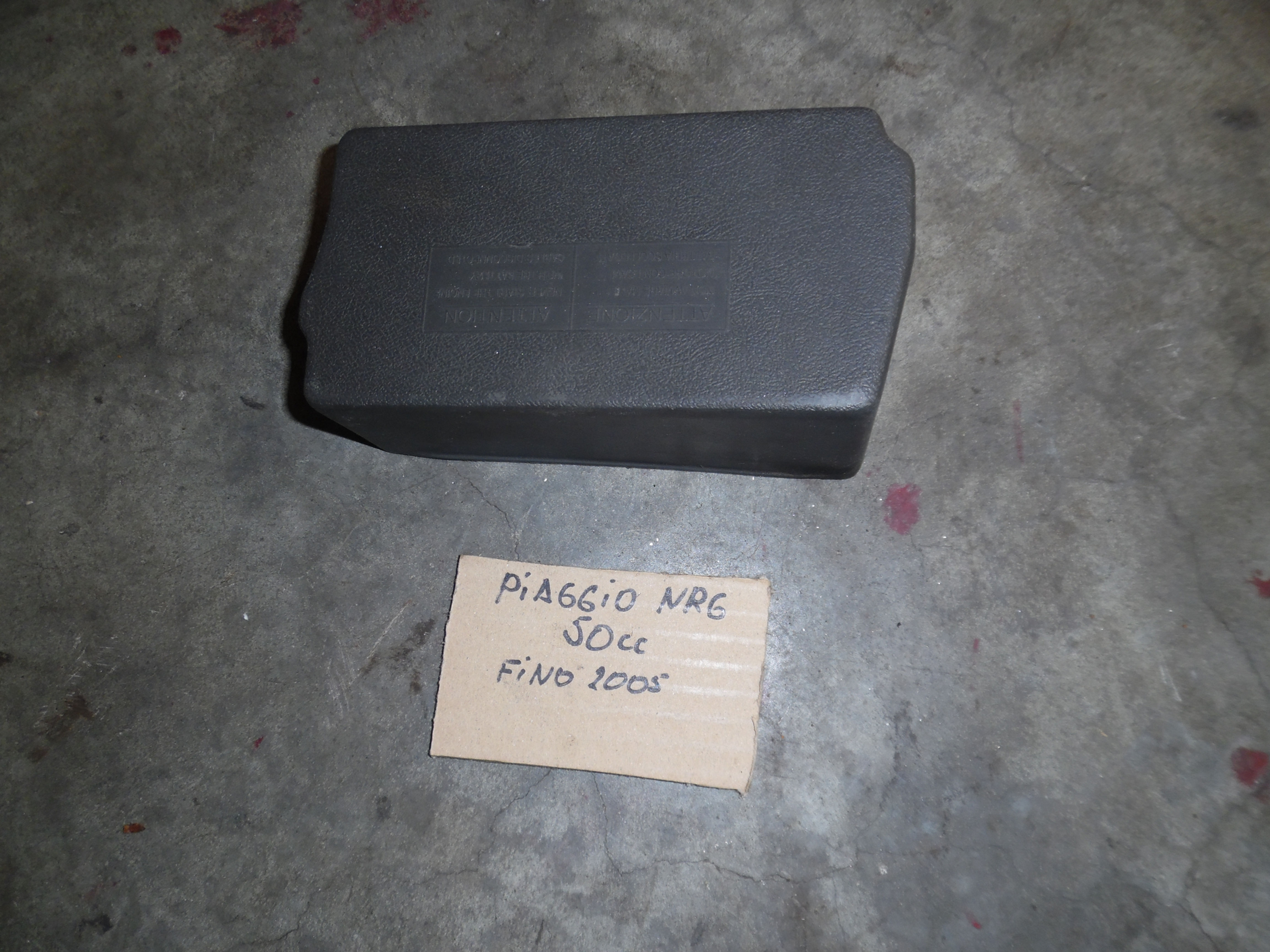 PLASTICA COPERCHIO BATTERIA USATO PIAGGIO NRG 50 MC2 FINO 2005