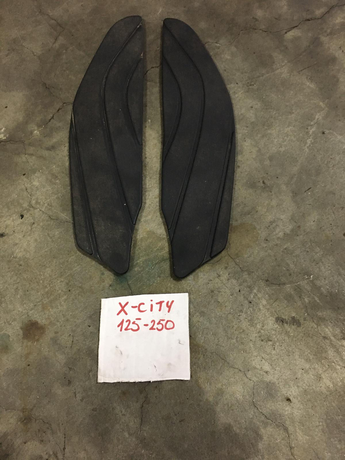 COPPIA TAPPETI IN GOMMA PEDANE USATI YAMAHA X CITY 125 250