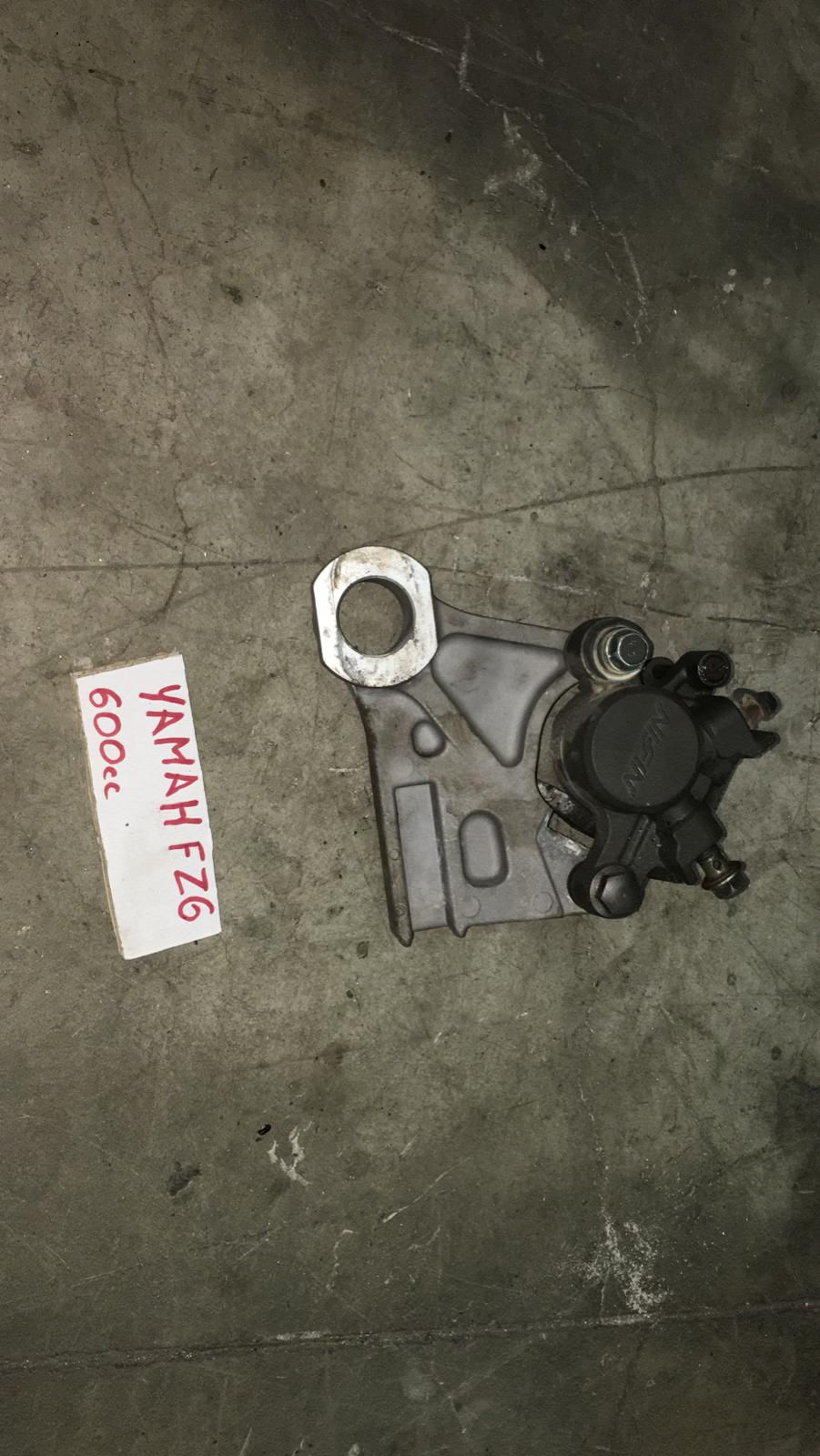 SUPPORTO E PINZA FRENO POSTERIORE USATA YAMAHA FZ6 04-08