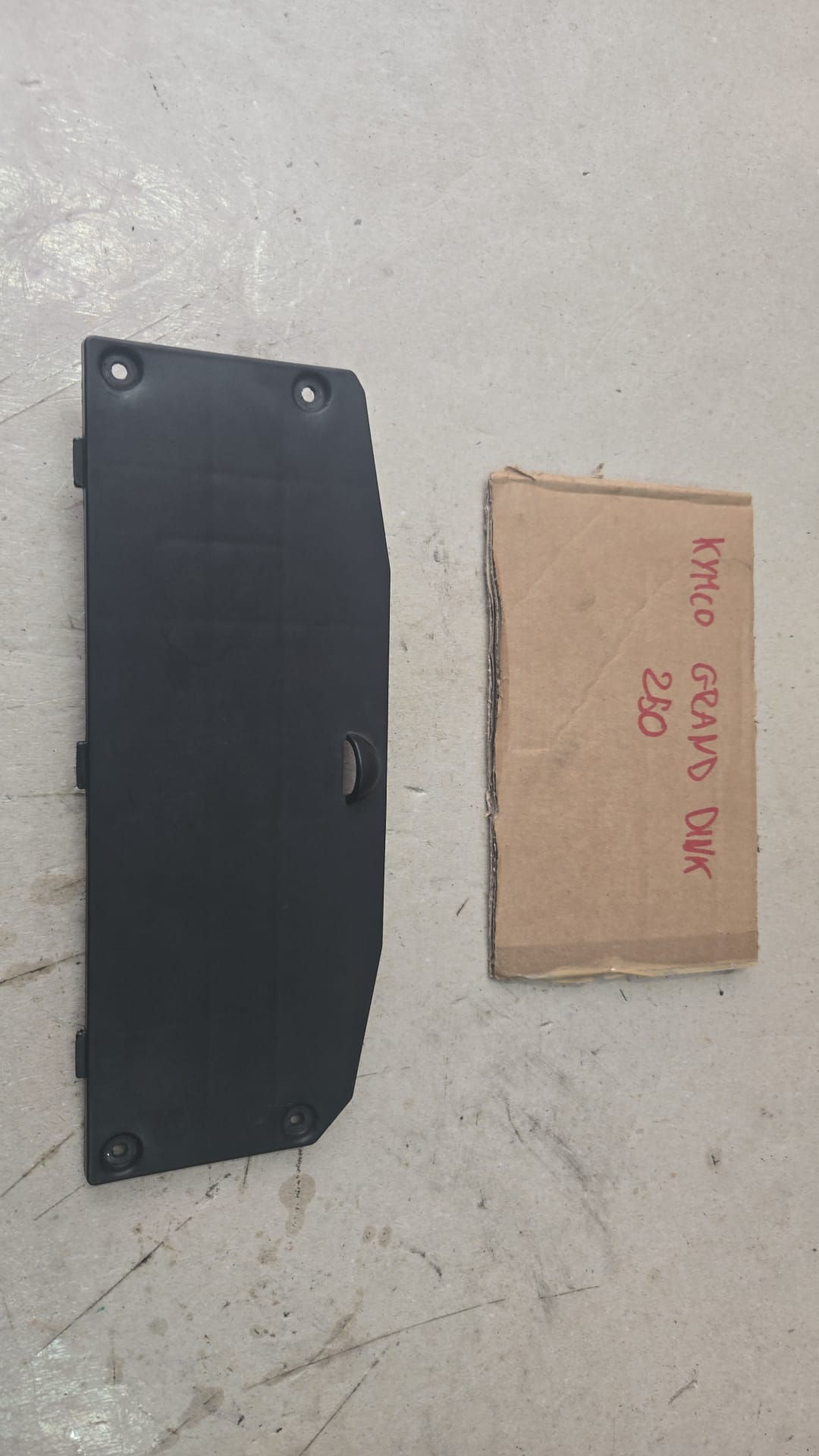 PLASTICA COPERCHIO BATTERIA USATO KYMCO GRAN DINK 250