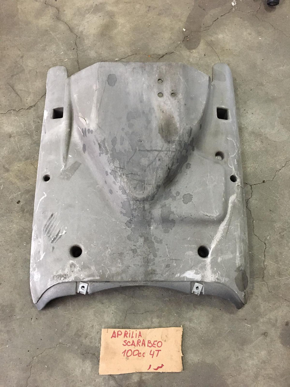 PLASTICA VASCA SOTTO PEDANA USATA APRILIA SCARABEO 50 100 4T