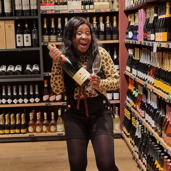 Felicia posiert mit Champagner