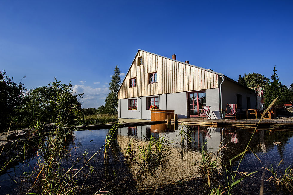 Květ(i)nový jógový víkend na Bohemian Cottage s Danielou Pařízkovou a Jarmilou Skružnou