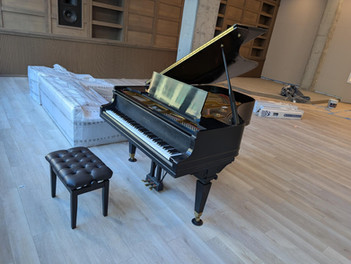 A black Knabe grand piano