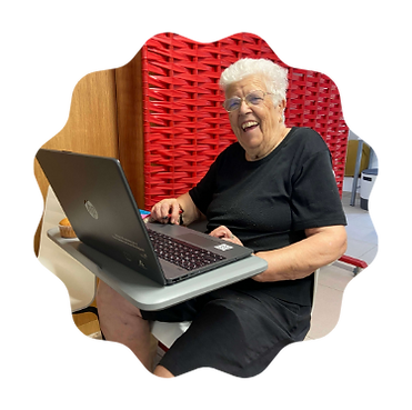 Vecina local trabajando con su portátil en el espacio de coliving de Rooral.