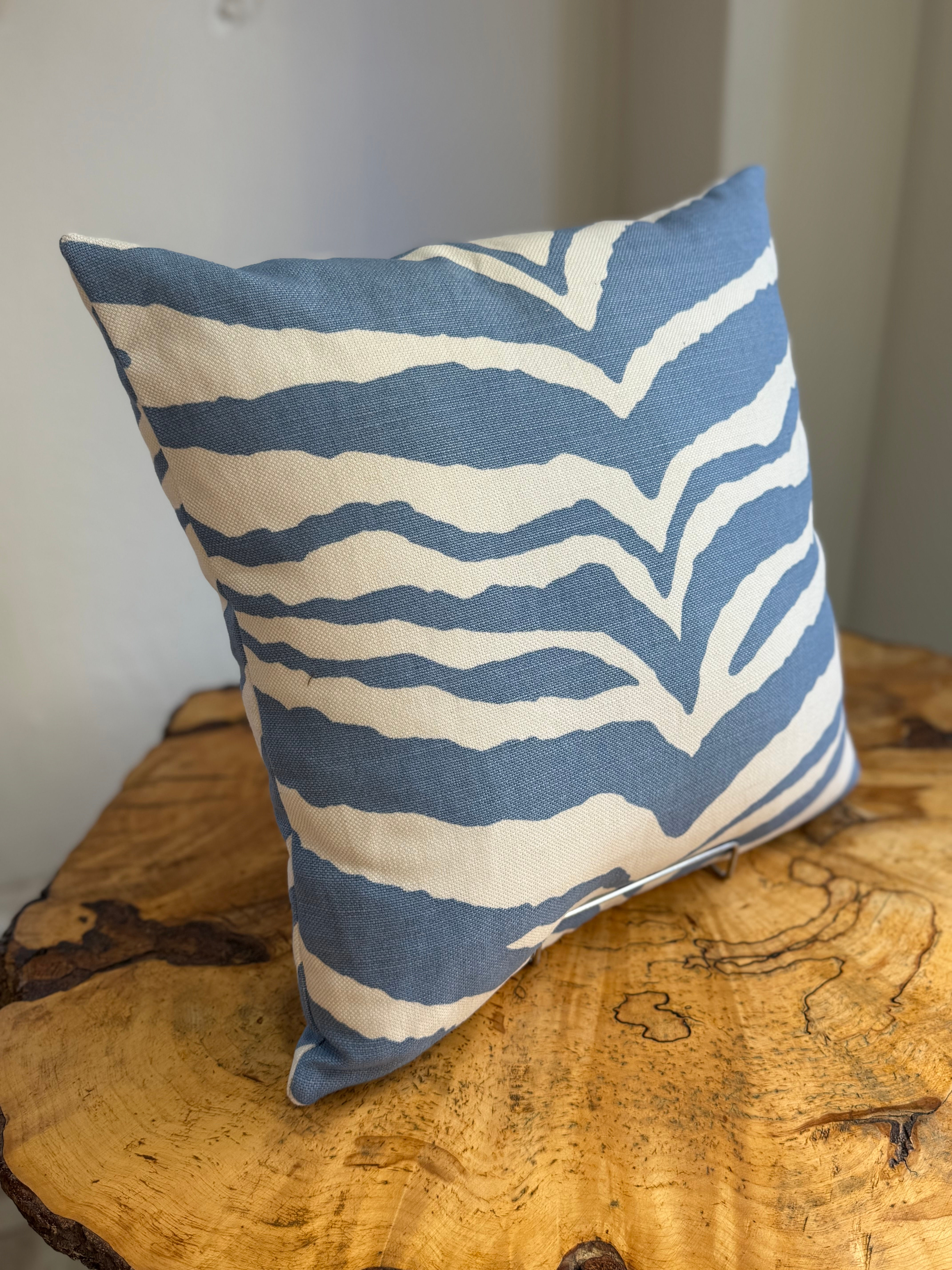 Zebra - Valeasininen