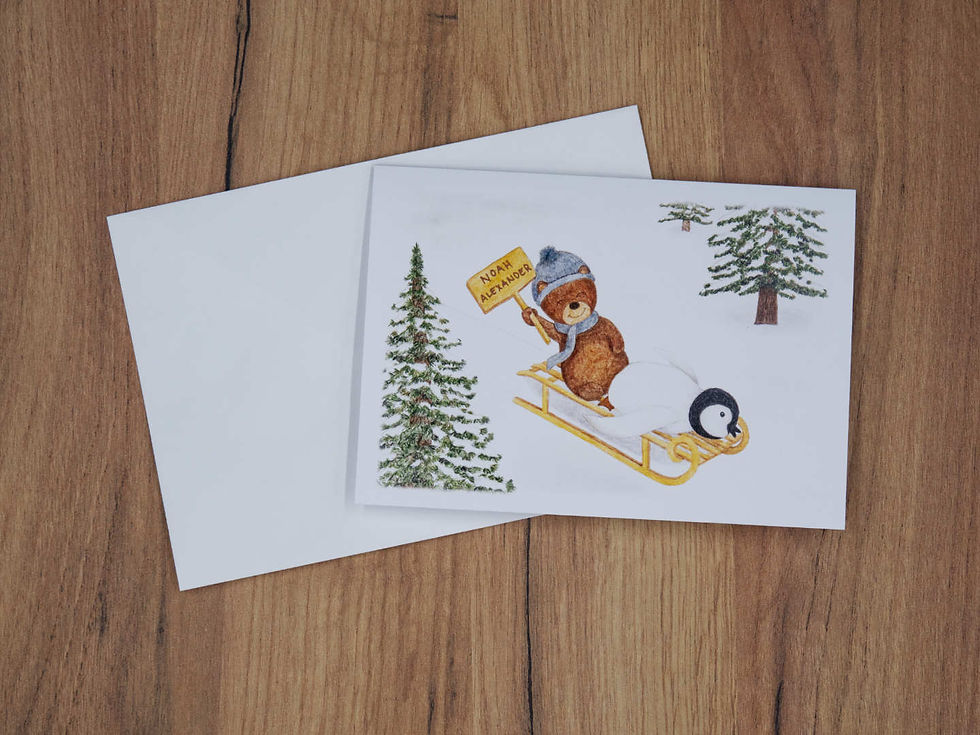 Miniaturbild: Die Geburtskarten von bébé unique sind handgezeichnet und somit echte unikate. Diese Karte mit dem Namen Wald Baby zeigt ein schlafendes Baby im Wald auf einem Bett aus Laub und interessierte Tiere die es beobachten. Dazu passenden ist ein goldener Umschlag dazugelegt. Dazu passend ist ein weisser Umschlag beigelegt.