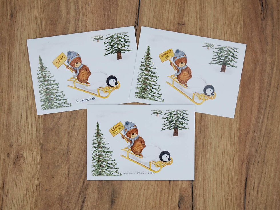 Miniaturbild: Die Geburtskarten von bébé unique sind handgezeichnet und somit echte unikate. Diese Karte mit dem Namen Wald Baby zeigt ein schlafendes Baby im Wald auf einem Bett aus Laub und interessierte Tiere die es beobachten. Dazu passenden ist ein goldener Umschlag dazugelegt.