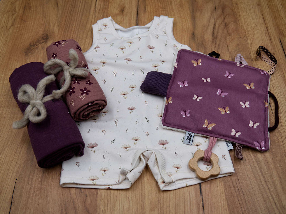 Miniaturbild: Das Baby Starter Set mit Body, Knistertuch und zwei ausgewählten Nuschis.