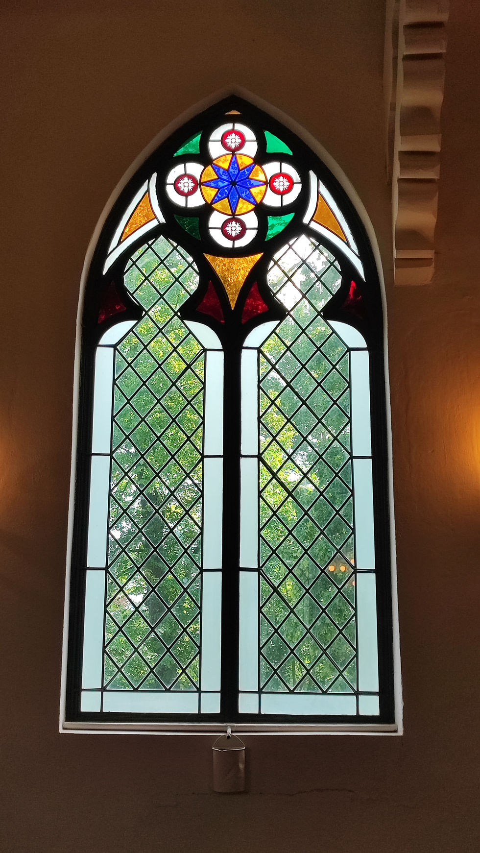 Buntglasfenster. Kirche Ludwigsburg bei Greifswald. Foto: © Katrin Streeck, 28.05.2023