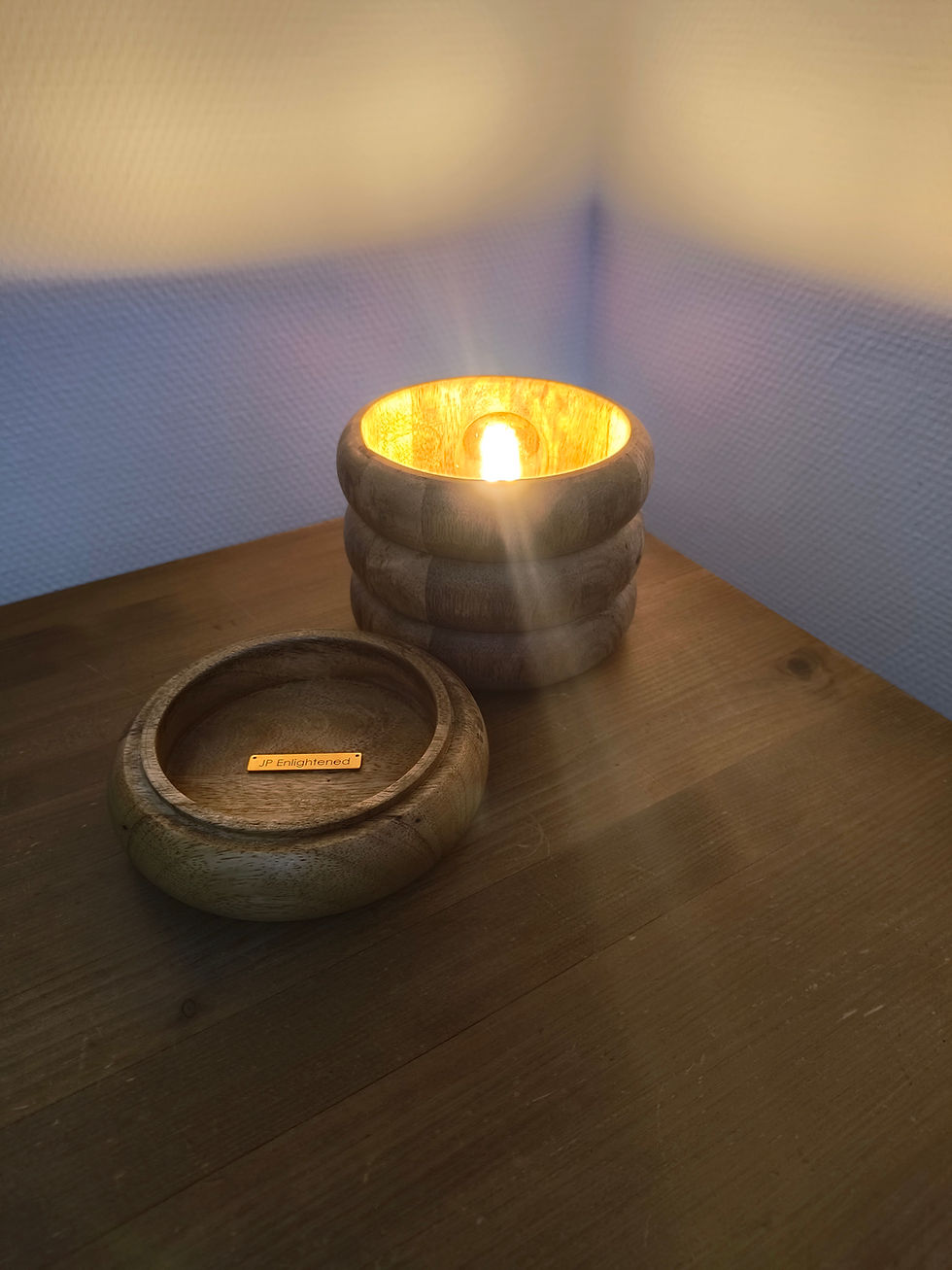 Thumbnail: BEEHIVE - designlamp uit mangohout met gezellige LED
