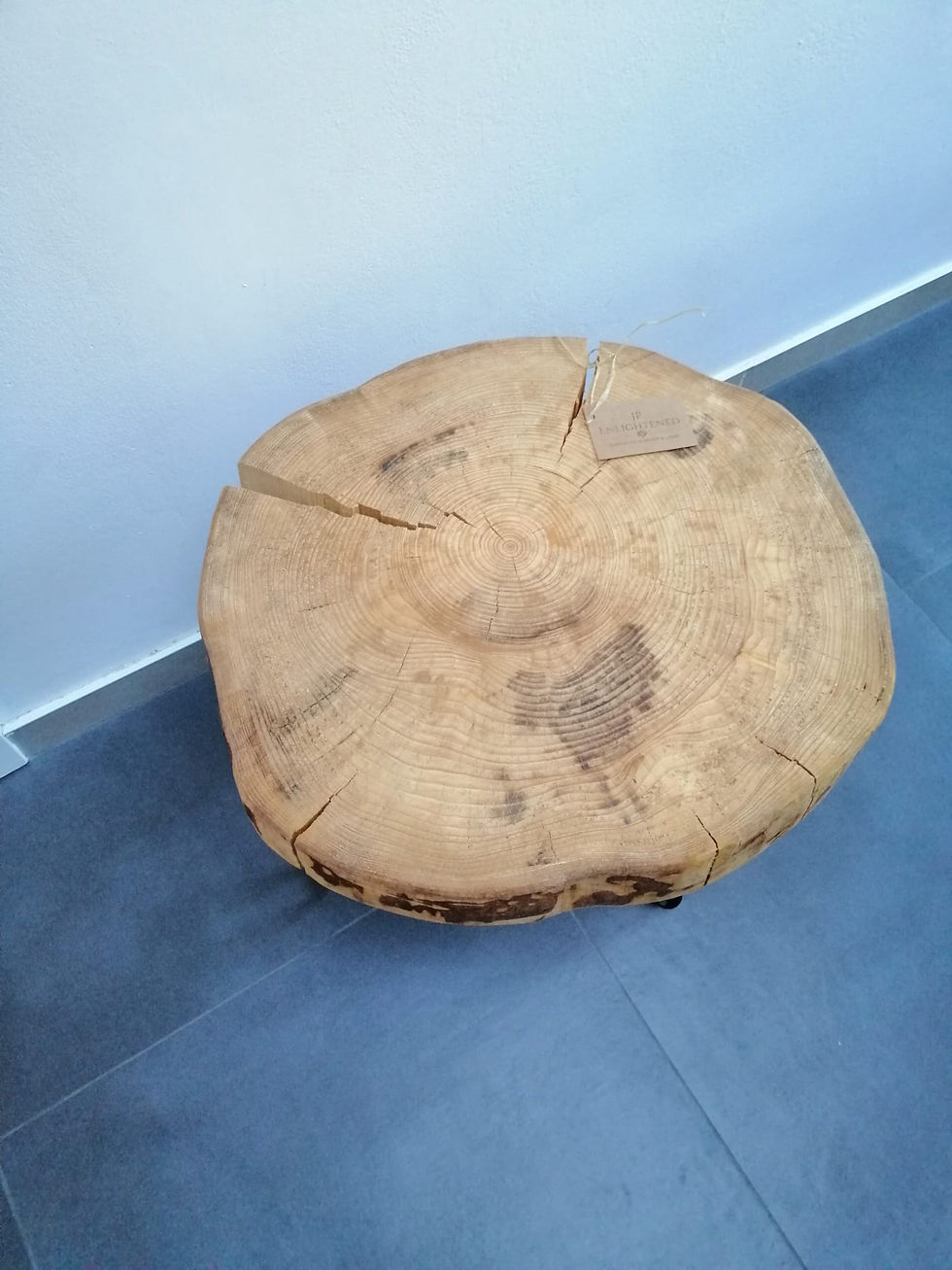 Thumbnail: Bijzettafeltje boomstamschijf met zwarte stalen hairpin-poten